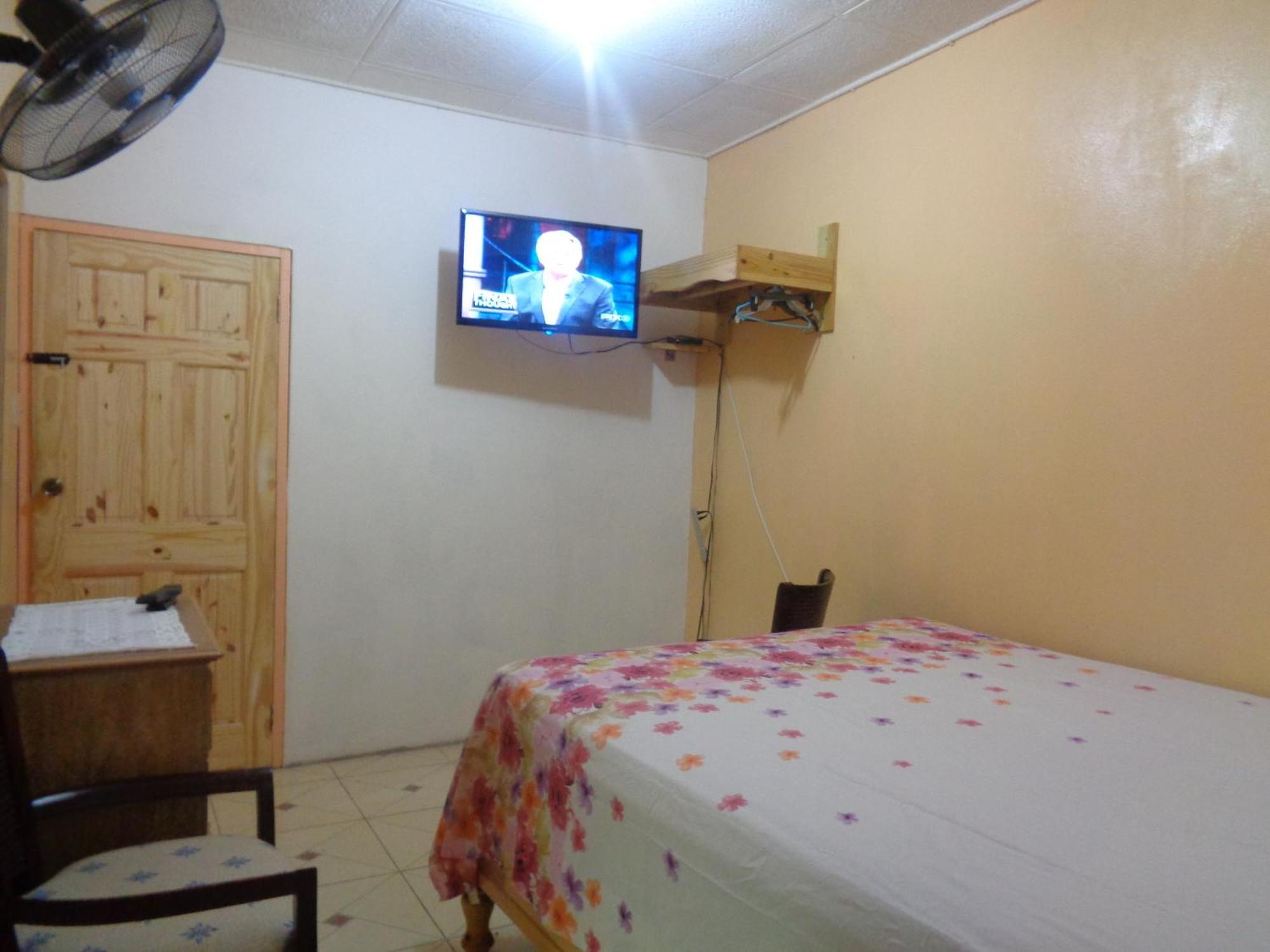 Yard Style Hotel Кингстън Стая снимка