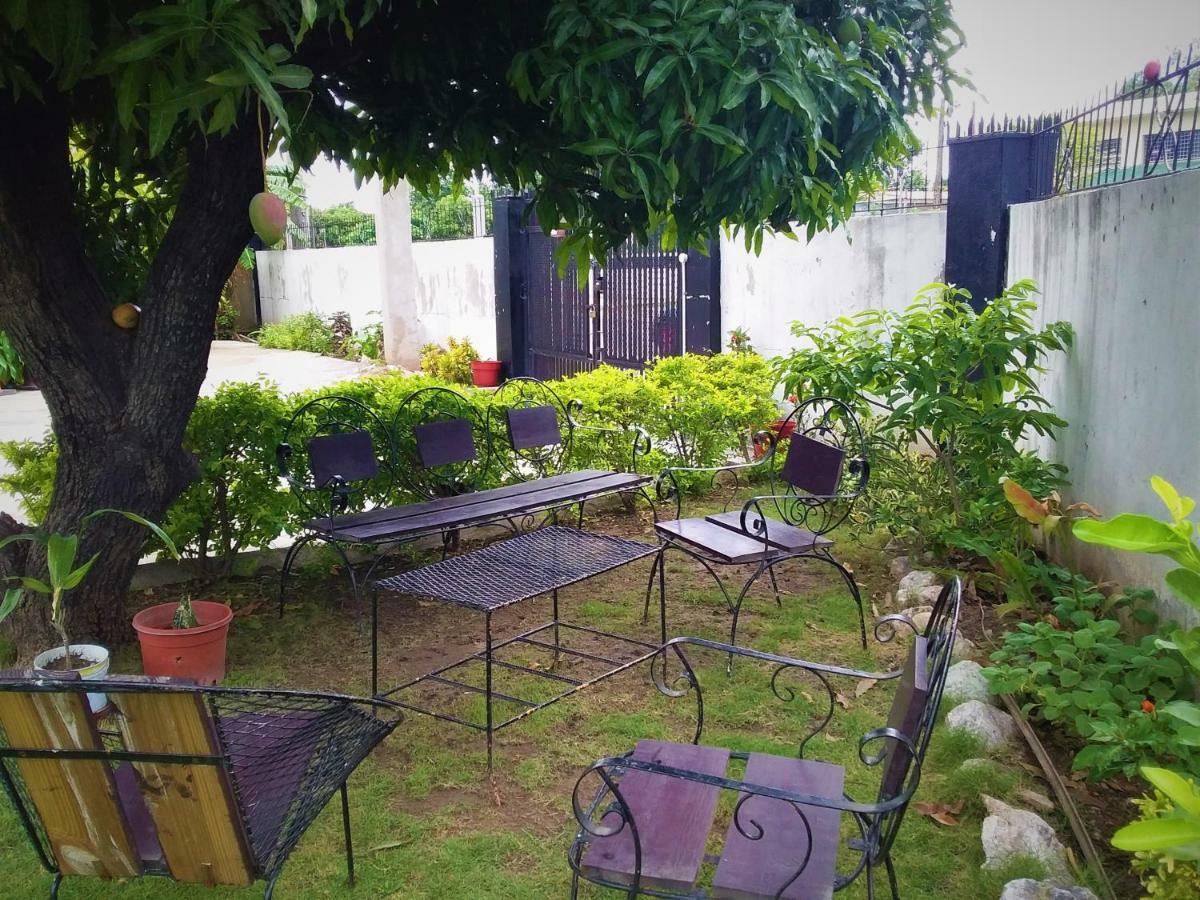 Yard Style Hotel Кингстън Екстериор снимка